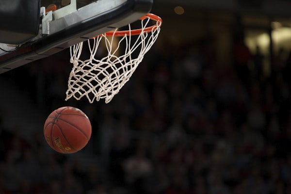 篮球NBA比赛直播画面，球员扣篮精彩瞬间